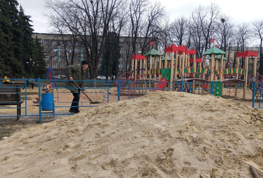 Сергей Желновач: На территории городского округа Дебальцево проведен субботник по благоустройству и уборке территорий детских и спортивных площадок Сергей Желновач: На территории городского округа Дебальцево проведен субботник по благоустройству и уборке территорий детских и спортивных площадок