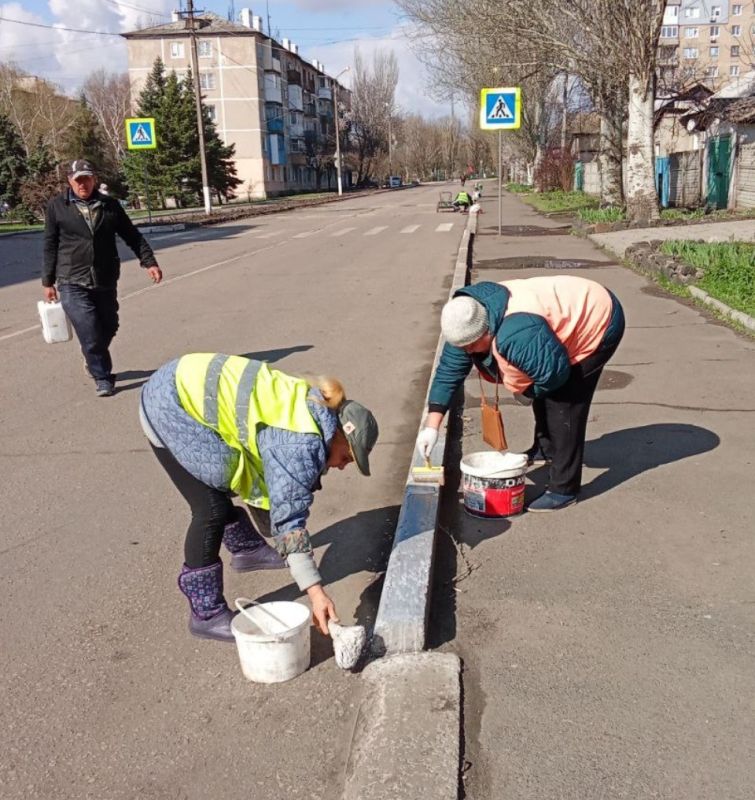Силами коммунальных предприятий были проделаны работы по наведению чистоты и порядка на территории г. Моспино: Силами коммунальных предприятий были проделаны работы по наведению чистоты и порядка на территории г. Моспино: