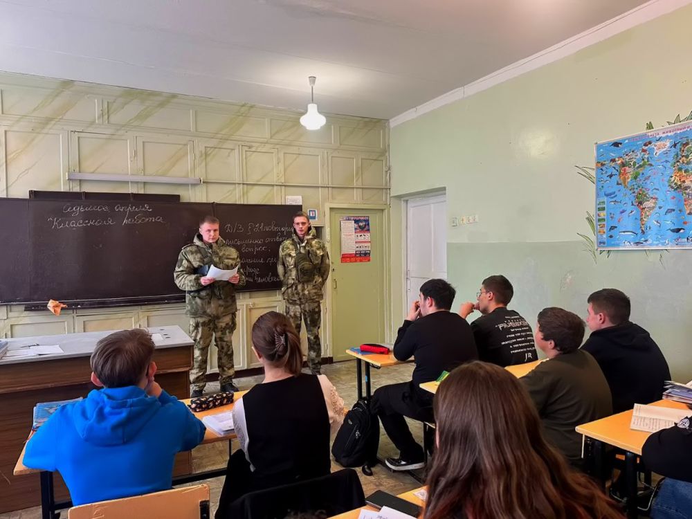 Полицейские провели профилактическую беседу со старшеклассниками Полицейские провели профилактическую беседу со старшеклассниками