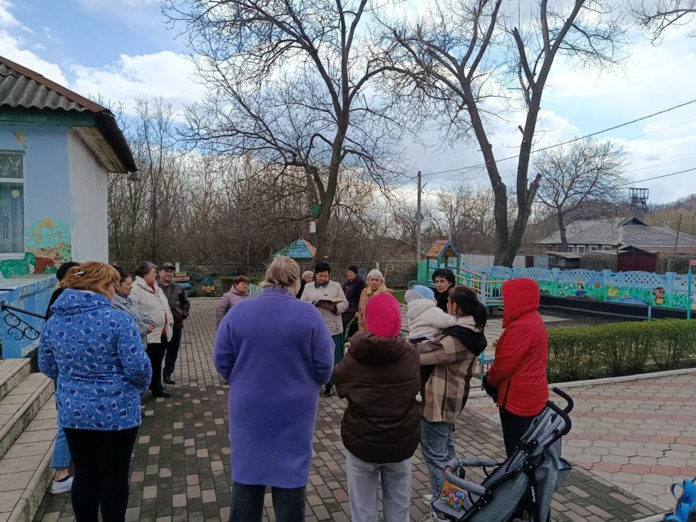 9 апреля руководитель Управы Советского внутригородского района Мария Чулакова, председатель Макеевского городского совета ДНР первого созыва Валентина Харлашка провели встречу с населением вблизи ГКДОУ «Детский сад № 179... 9 апреля руководитель Управы Советского внутригородского района Мария Чулакова, председатель Макеевского городского совета ДНР первого созыва Валентина Харлашка провели встречу с населением вблизи ГКДОУ «Детский сад № 179...