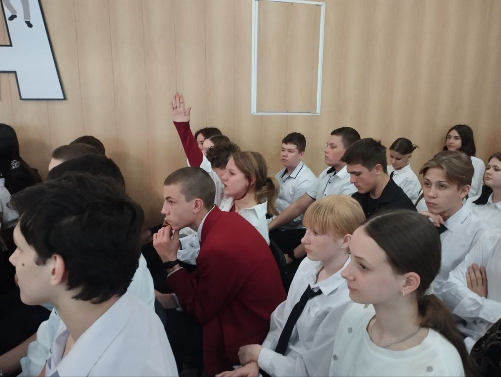 Старшеклассникам Ждановки провели профориентационное мероприятие Старшеклассникам Ждановки провели профориентационное мероприятие