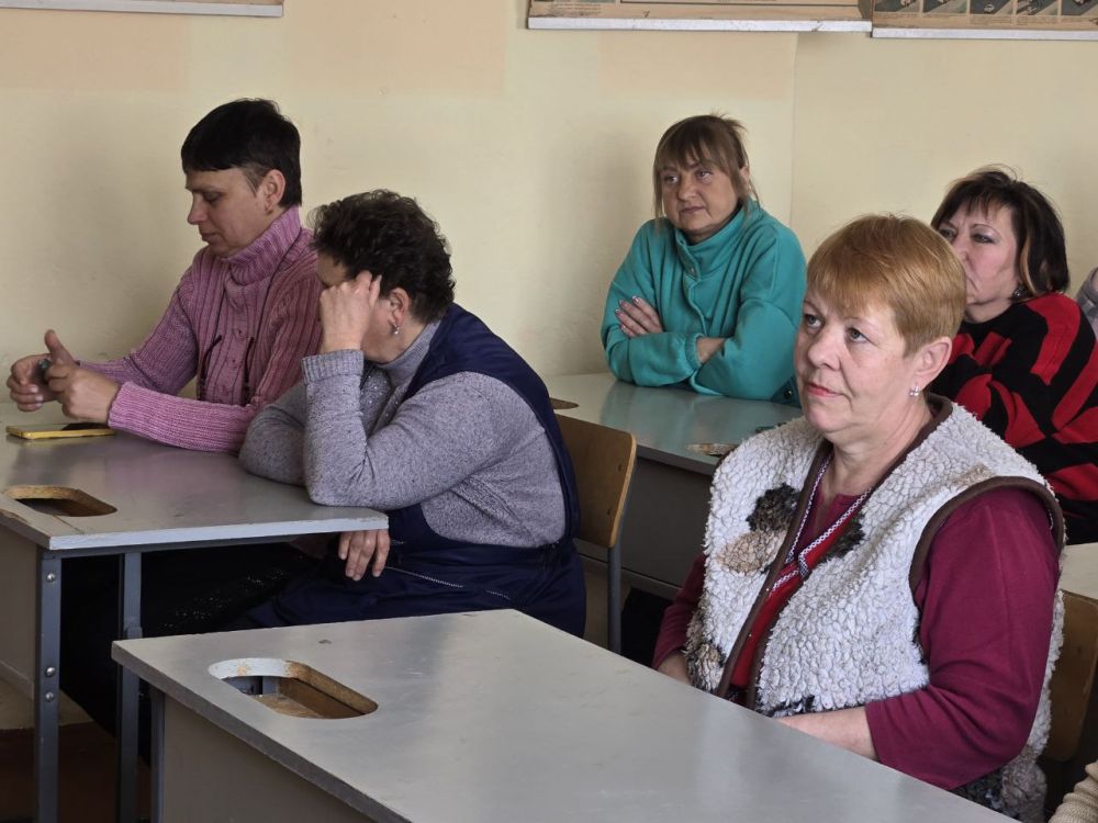 Сегодня, 9 апреля, глава муниципального образования городского округа Дебальцево, секретарь местного отделения Всероссийской политической партии «Единая Россия» Сергей Желновач встретился с трудовым коллективом ГБПОУ... Сегодня, 9 апреля, глава муниципального образования городского округа Дебальцево, секретарь местного отделения Всероссийской политической партии «Единая Россия» Сергей Желновач встретился с трудовым коллективом ГБПОУ...