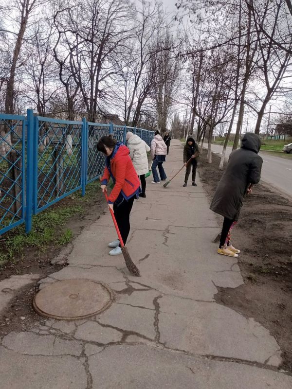 Сотрудники образовательных учреждений городского округа Енакиево вышли на санитарный час Сотрудники образовательных учреждений городского округа Енакиево вышли на санитарный час