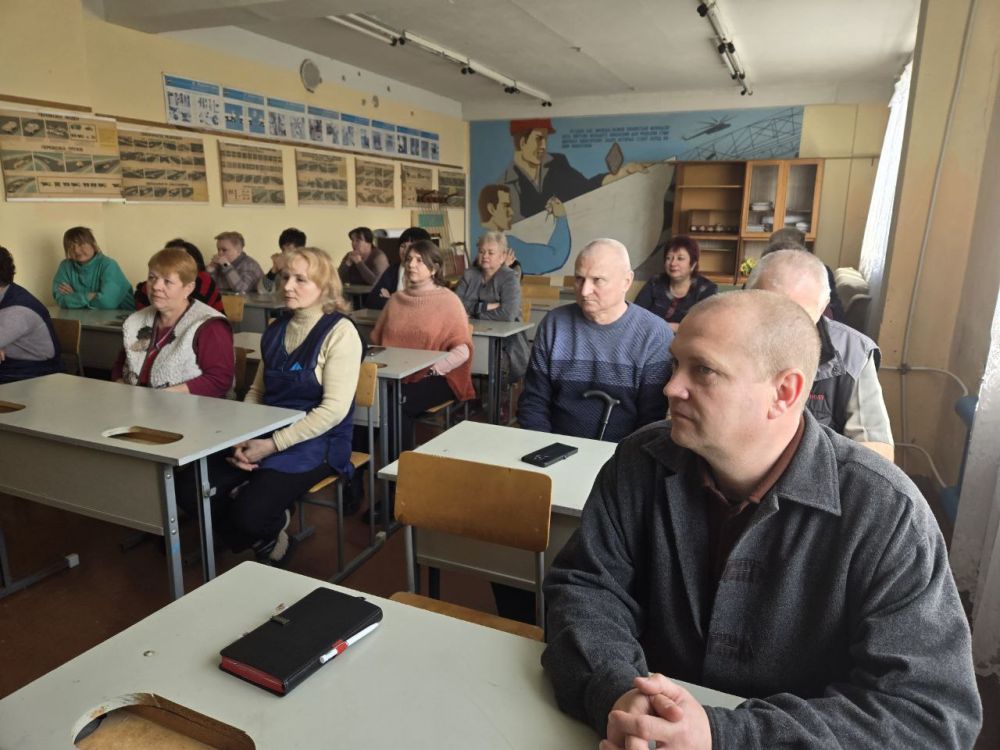 Сегодня, 9 апреля, глава муниципального образования городского округа Дебальцево, секретарь местного отделения Всероссийской политической партии «Единая Россия» Сергей Желновач встретился с трудовым коллективом ГБПОУ... Сегодня, 9 апреля, глава муниципального образования городского округа Дебальцево, секретарь местного отделения Всероссийской политической партии «Единая Россия» Сергей Желновач встретился с трудовым коллективом ГБПОУ...