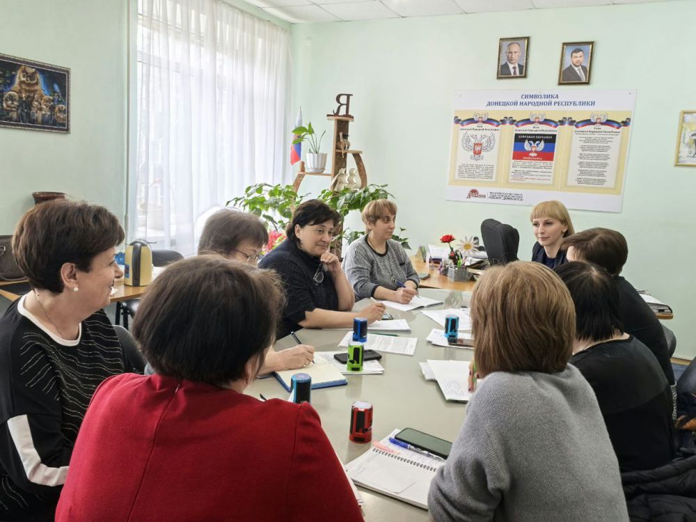 Первый заместитель главы администрации Ясиноватского муниципального округа Юлия Рачек провела совещание с руководителями образовательных учреждений, работающих в очном формате Первый заместитель главы администрации Ясиноватского муниципального округа Юлия Рачек провела совещание с руководителями образовательных учреждений, работающих в очном формате