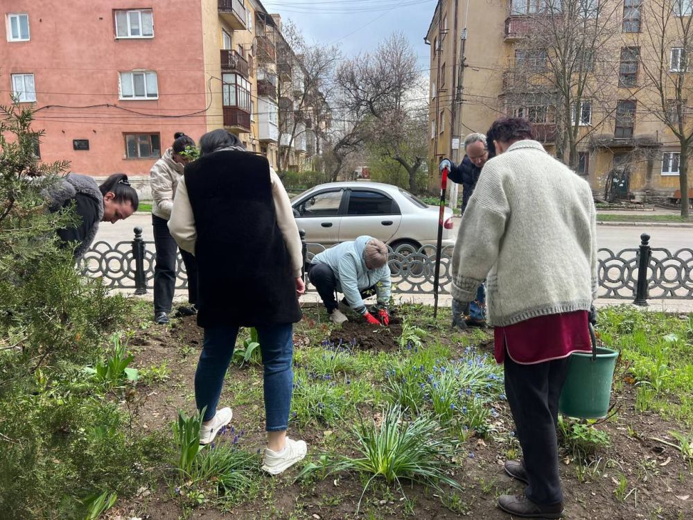 Виктория Жукова: В рамках партийного проекта Единой России "Городская среда" на территории городского округа Харцызск в городе Зугрэсе сегодня высадили кусты роз Виктория Жукова: В рамках партийного проекта Единой России "Городская среда" на территории городского округа Харцызск в городе Зугрэсе сегодня высадили кусты роз