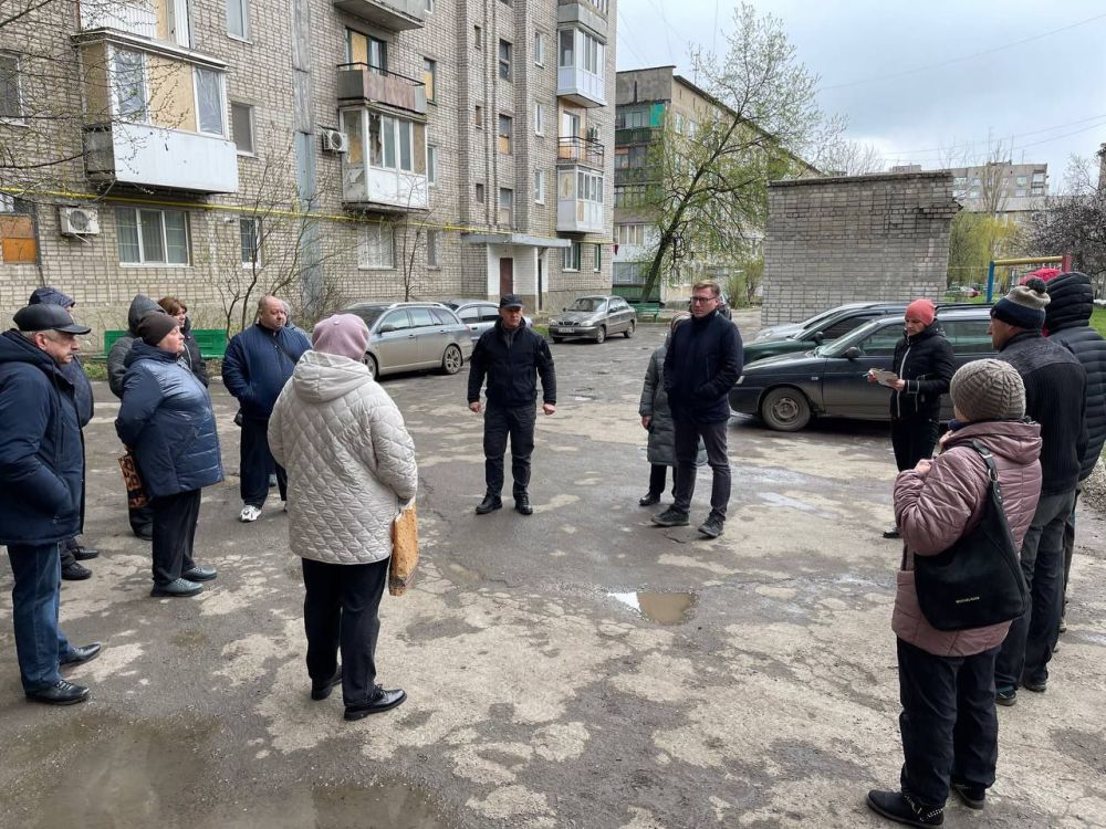 Вчера во дворе квартала 102, дом 14а, состоялась важная встреча с жителями, на которой мы обсудили предстоящий капитальный ремонт вашего дома и благоустройство прилегающей территории Вчера во дворе квартала 102, дом 14а, состоялась важная встреча с жителями, на которой мы обсудили предстоящий капитальный ремонт вашего дома и благоустройство прилегающей территории