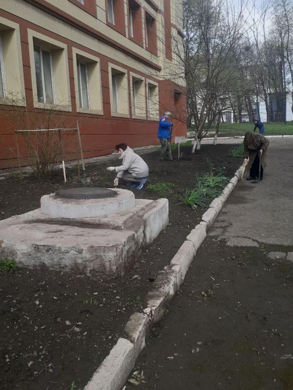 Сотрудники образовательных учреждений городского округа Енакиево вышли на санитарный час Сотрудники образовательных учреждений городского округа Енакиево вышли на санитарный час