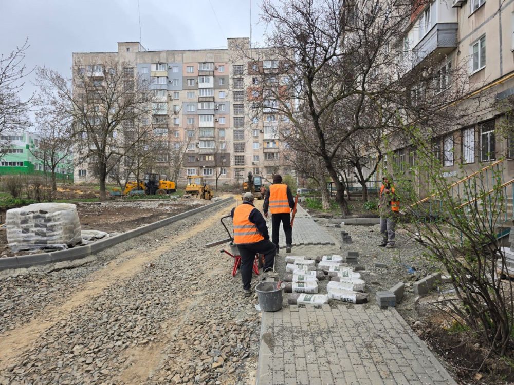 Мариуполь. Жовтневый район. Совсем недавно — пустые дворы, поломанные лавки, вырванные с корнем качели Мариуполь. Жовтневый район. Совсем недавно — пустые дворы, поломанные лавки, вырванные с корнем качели