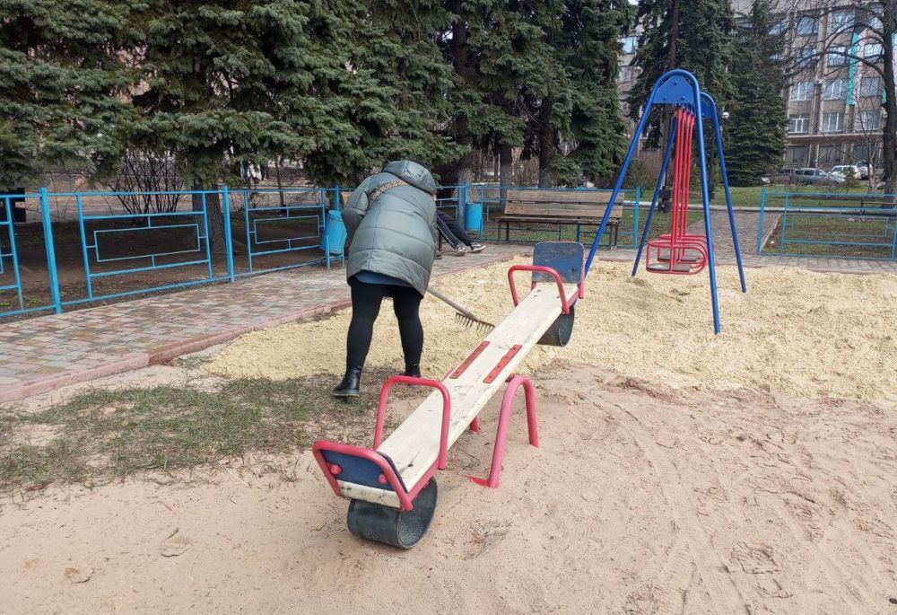 Сергей Желновач: На территории городского округа Дебальцево проведен субботник по благоустройству и уборке территорий детских и спортивных площадок Сергей Желновач: На территории городского округа Дебальцево проведен субботник по благоустройству и уборке территорий детских и спортивных площадок