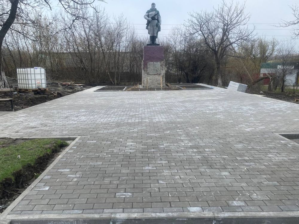 Уважаемые торезцы!. На территории городского округа Торез продолжается благоустройство памятников, посвященных Великой Отечественной войне Уважаемые торезцы!. На территории городского округа Торез продолжается благоустройство памятников, посвященных Великой Отечественной войне