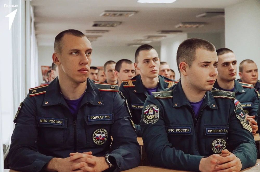 Депутаты Клавдия Кульбацкая и Александр Черников вместе со студентами Донецкого института ГПС МЧС посетили выставку 20:14 Депутаты Клавдия Кульбацкая и Александр Черников вместе со студентами Донецкого института ГПС МЧС посетили выставку 20:14