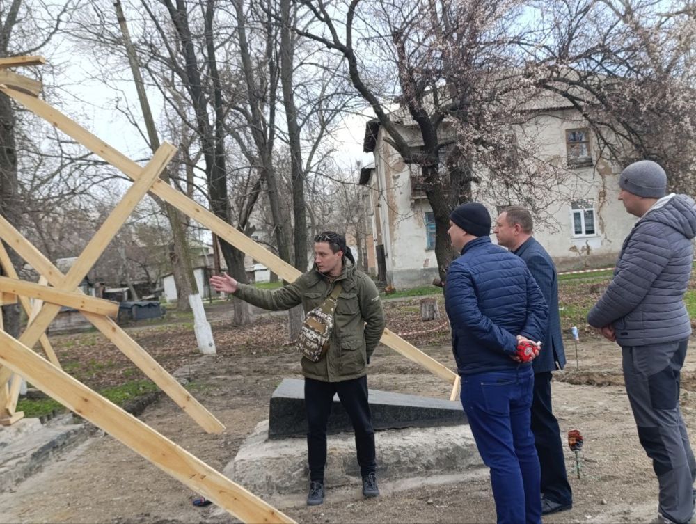 Сергей Ермаков проинспектировал благоустройство мемориала в Залесном Сергей Ермаков проинспектировал благоустройство мемориала в Залесном