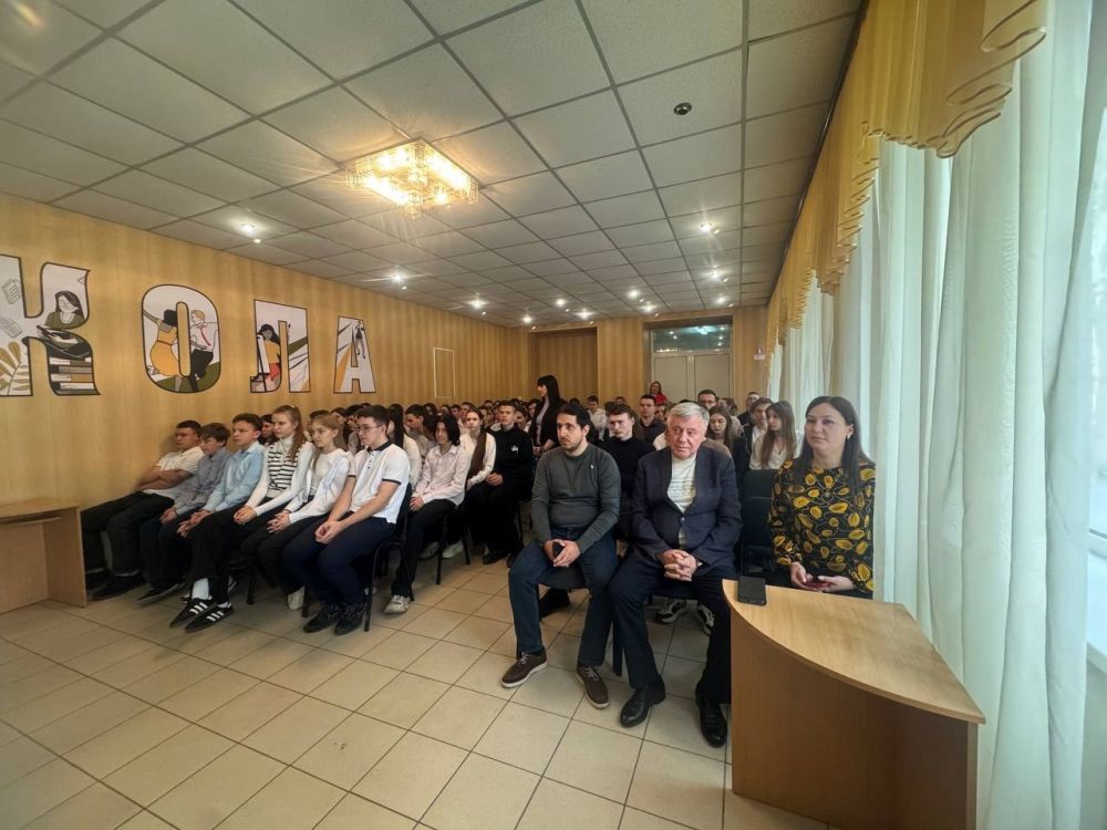Старшеклассникам Ждановки провели профориентационное мероприятие Старшеклассникам Ждановки провели профориентационное мероприятие