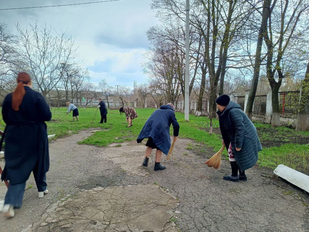 Сотрудники образовательных учреждений городского округа Енакиево вышли на санитарный час Сотрудники образовательных учреждений городского округа Енакиево вышли на санитарный час