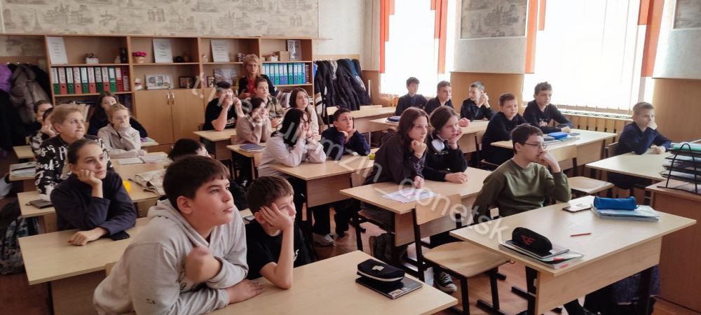 В преддверии Дня космонавтики, Донецкий городской молодёжный центр провёл познавательное мероприятие под названием «Загадочный космос» для учащихся учебно-воспитательного комплекса №16 В преддверии Дня космонавтики, Донецкий городской молодёжный центр провёл познавательное мероприятие под названием «Загадочный космос» для учащихся учебно-воспитательного комплекса №16