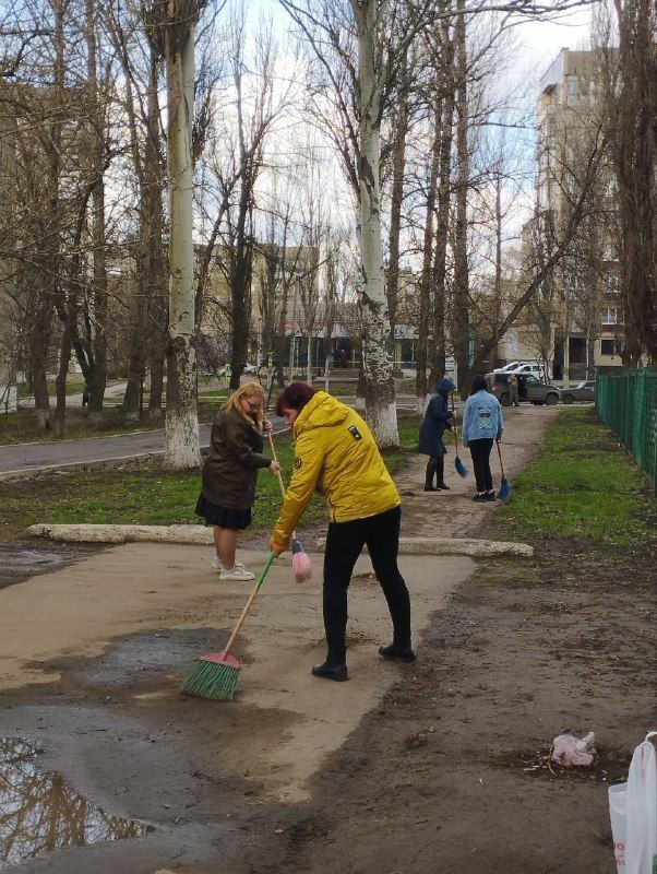 Сотрудники образовательных учреждений городского округа Енакиево вышли на санитарный час Сотрудники образовательных учреждений городского округа Енакиево вышли на санитарный час