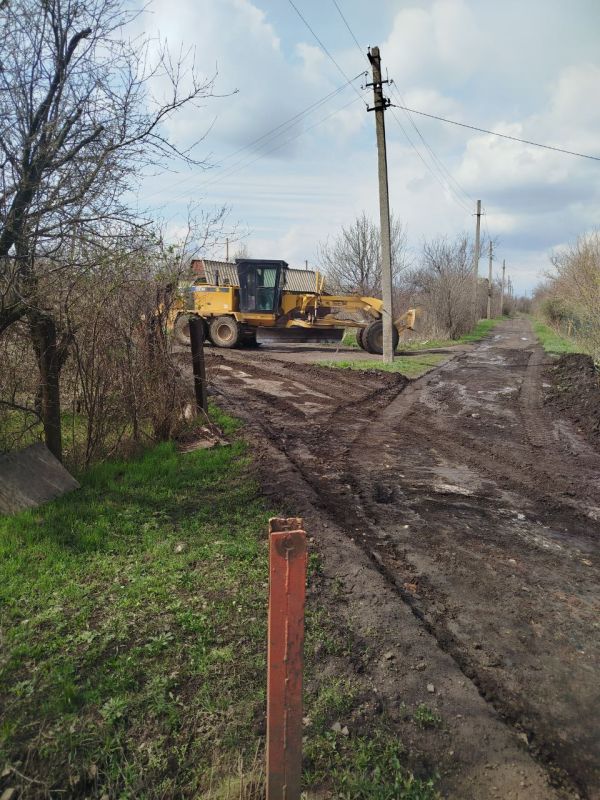 Сегодня в рамках реагирования на обращения граждан выполнено горизонтальное планирование дорожного полотна грейдером в с.Коммуна и дачном кооперативе "Радуга" Сегодня в рамках реагирования на обращения граждан выполнено горизонтальное планирование дорожного полотна грейдером в с.Коммуна и дачном кооперативе "Радуга"