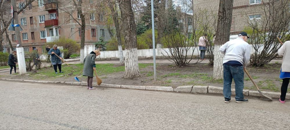 Сотрудники образовательных учреждений городского округа Енакиево вышли на санитарный час Сотрудники образовательных учреждений городского округа Енакиево вышли на санитарный час