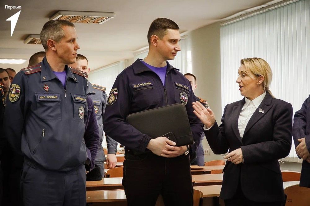 Депутаты Клавдия Кульбацкая и Александр Черников вместе со студентами Донецкого института ГПС МЧС посетили выставку 20:14 Депутаты Клавдия Кульбацкая и Александр Черников вместе со студентами Донецкого института ГПС МЧС посетили выставку 20:14