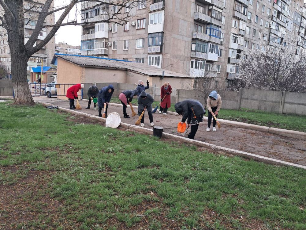 Сотрудники образовательных учреждений городского округа Енакиево вышли на санитарный час Сотрудники образовательных учреждений городского округа Енакиево вышли на санитарный час