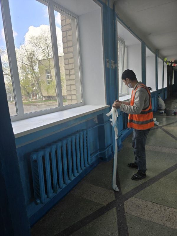 Нижегородские специалисты заменили более 100 окон в школе № 17 Харцызска Нижегородские специалисты заменили более 100 окон в школе № 17 Харцызска