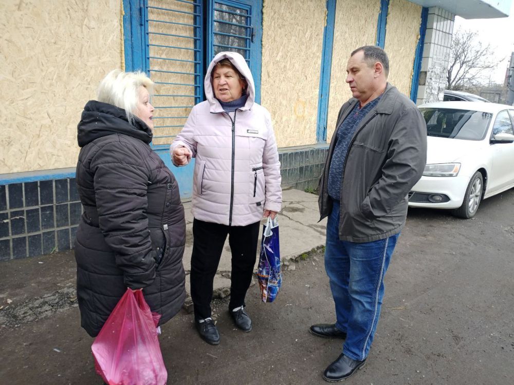Встречи с населением. 9 апреля заместитель начальника Юнокоммунаровского территориального отдела управления по обеспечению деятельности территорий администрации городского округа Енакиево Игорь Бутов провел встречи с... Встречи с населением. 9 апреля заместитель начальника Юнокоммунаровского территориального отдела управления по обеспечению деятельности территорий администрации городского округа Енакиево Игорь Бутов провел встречи с...
