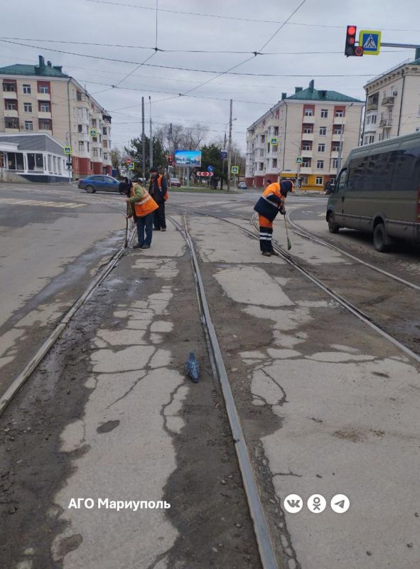 МУП «МАРИУПОЛЬТРАНС» благоустраивает трамвайные пути МУП «МАРИУПОЛЬТРАНС» благоустраивает трамвайные пути