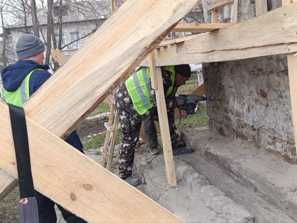 Сергей Ермаков проинспектировал благоустройство мемориала в Залесном Сергей Ермаков проинспектировал благоустройство мемориала в Залесном