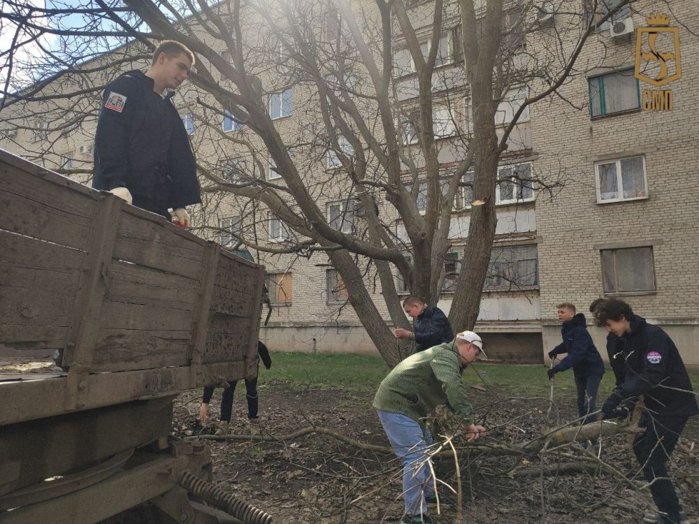 .и снова субботник. Вместе с казаками и казачками молодёжного казачьего отряда «Карачун» убрали ветки на территории МБУ «ЦБС Амвросиевского муниципального округа» Вместе сделаем наш город чище! #СекторМП_АмвросиевскийМО... .и снова субботник. Вместе с казаками и казачками молодёжного казачьего отряда «Карачун» убрали ветки на территории МБУ «ЦБС Амвросиевского муниципального округа» Вместе сделаем наш город чище! #СекторМП_АмвросиевскийМО...
