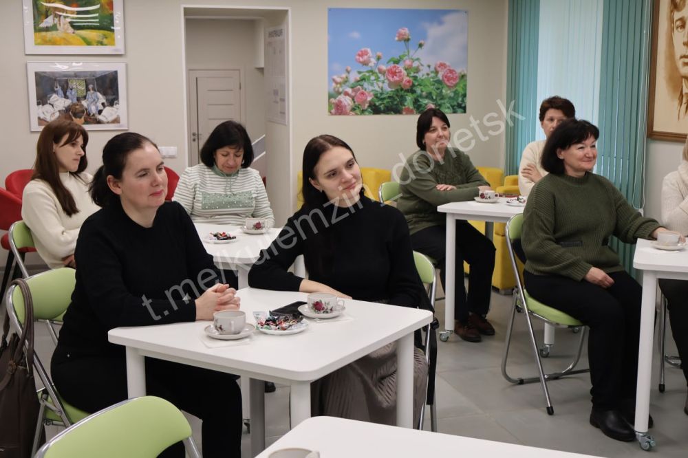 В Донецке представители Российской государственной библиотеки для молодёжи провели семинар-тренинг для молодых библиотекарей «Библиотека – пространство возможностей и креатива» в республиканской библиотеке для молодежи В Донецке представители Российской государственной библиотеки для молодёжи провели семинар-тренинг для молодых библиотекарей «Библиотека – пространство возможностей и креатива» в республиканской библиотеке для молодежи