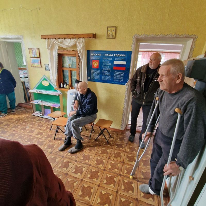Депутат ЛДПР Тельмановского муниципального округа Александр Раков провел встречу с гражданами, разместившимися в пункте временного размещения в с. Бахчевик, чтобы обсудить их актуальные проблемы и вопросы, касающиеся... Депутат ЛДПР Тельмановского муниципального округа Александр Раков провел встречу с гражданами, разместившимися в пункте временного размещения в с. Бахчевик, чтобы обсудить их актуальные проблемы и вопросы, касающиеся...