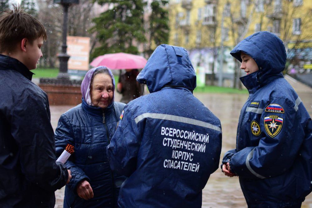Добровольцы Донецкого РО ВСКС приняли участие в Международной акции «Георгиевская лента», организовав раздачу георгиевских лент - символа памяти о подвиге советского народа в Великой Отечественной войне жителям Донецка и... Добровольцы Донецкого РО ВСКС приняли участие в Международной акции «Георгиевская лента», организовав раздачу георгиевских лент - символа памяти о подвиге советского народа в Великой Отечественной войне жителям Донецка и...