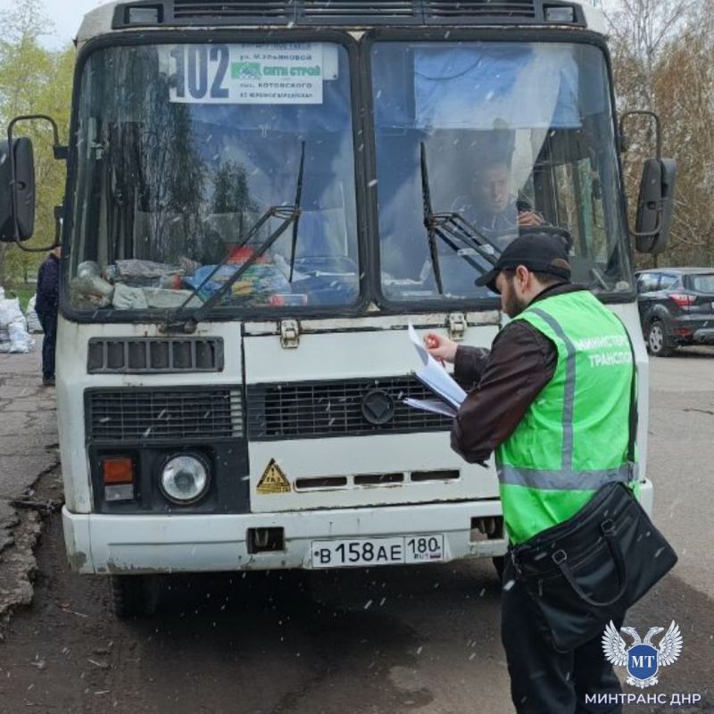 Сотрудники Минтранса ДНР проверили состояние автобусов, отправляющихся с ДС «Червоногвардейская» (Макеевка) Сотрудники Минтранса ДНР проверили состояние автобусов, отправляющихся с ДС «Червоногвардейская» (Макеевка)