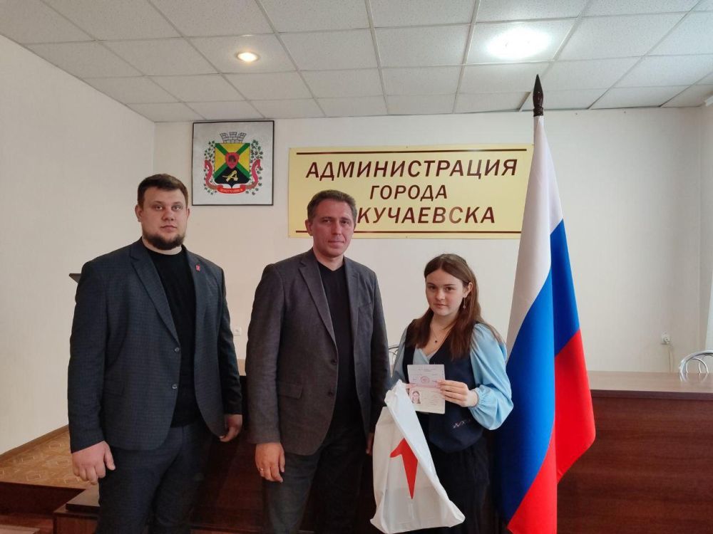 В Докучаевске активистам «Движение Первых» вручили паспорта РФ В Докучаевске активистам «Движение Первых» вручили паспорта РФ