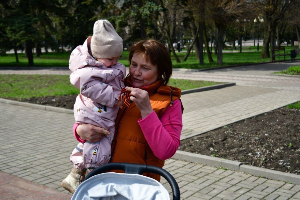 Добровольцы Донецкого РО ВСКС приняли участие в Международной акции «Георгиевская лента», организовав раздачу георгиевских лент - символа памяти о подвиге советского народа в Великой Отечественной войне жителям Донецка и... Добровольцы Донецкого РО ВСКС приняли участие в Международной акции «Георгиевская лента», организовав раздачу георгиевских лент - символа памяти о подвиге советского народа в Великой Отечественной войне жителям Донецка и...