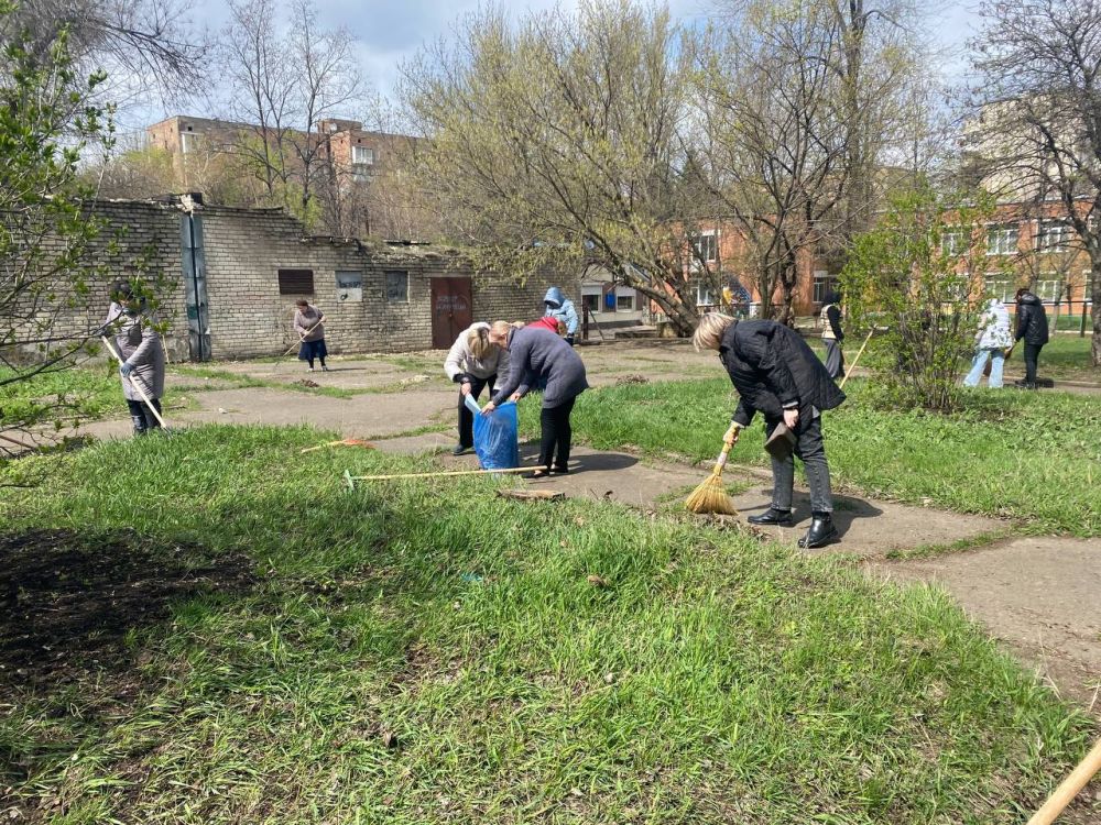 Елена Рязанцева: Сегодня, 10 апреля, в рамках проекта Всероссийской политической партии «Единая Россия» «Городская среда» , акции "Чистый четверг" сотрудники организаций, учреждений, предприятий Пролетарского продолжили... Елена Рязанцева: Сегодня, 10 апреля, в рамках проекта Всероссийской политической партии «Единая Россия» «Городская среда» , акции "Чистый четверг" сотрудники организаций, учреждений, предприятий Пролетарского продолжили...