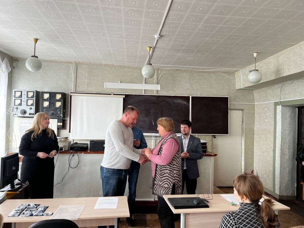 Депутаты Енакиевского городского совета (фракция ВПП "Единая Россия") провели встречу в пгт Корсунь Депутаты Енакиевского городского совета (фракция ВПП "Единая Россия") провели встречу в пгт Корсунь