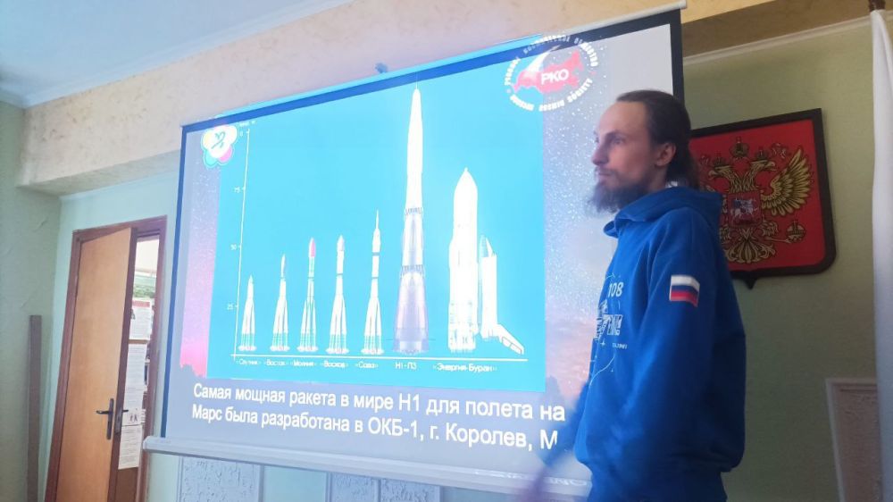 Открываем звёздные тайны. Ко Всемирному дню авиации и космонавтики ребята из Волновахского округа встретились с представителями Российского космического общества на базе Донской библиотеки Открываем звёздные тайны. Ко Всемирному дню авиации и космонавтики ребята из Волновахского округа встретились с представителями Российского космического общества на базе Донской библиотеки