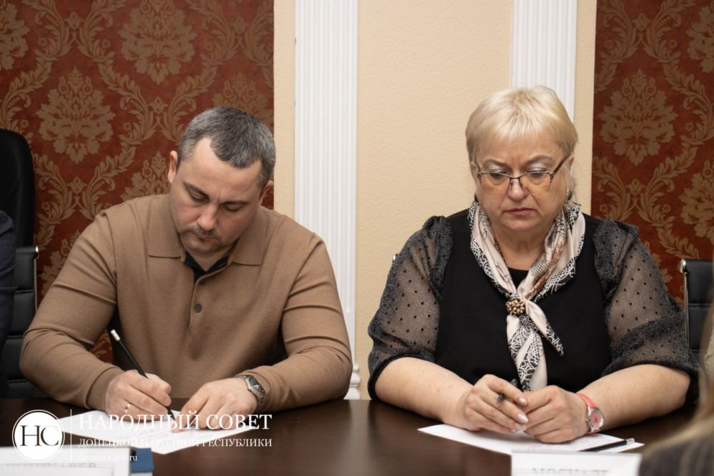 Валерий Скороходов провел расширенное заседание Совета руководителей фракций Всероссийской политической партии «Единая Россия» в ДНР Валерий Скороходов провел расширенное заседание Совета руководителей фракций Всероссийской политической партии «Единая Россия» в ДНР