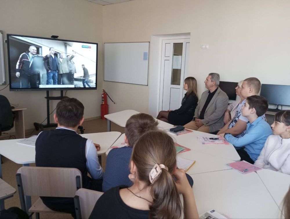 Всероссийская акция проекта «МИР ВОЗМОЖНОСТЕЙ» , Русский Крым и Севастополь, проведено в Мангушской школе №2 с участием члена Всероссийской политической партии «ЕДИНАЯ РОССИЯ»Ляпиной А.В и депутата муниципального совета... Всероссийская акция проекта «МИР ВОЗМОЖНОСТЕЙ» , Русский Крым и Севастополь, проведено в Мангушской школе №2 с участием члена Всероссийской политической партии «ЕДИНАЯ РОССИЯ»Ляпиной А.В и депутата муниципального совета...
