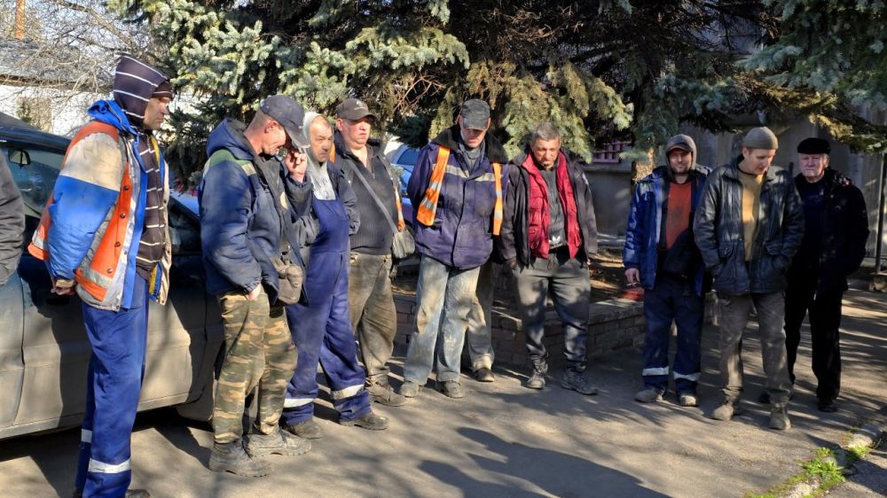 Руководитель Управы Куйбышевского внутригородского района Иван Адамец и депутаты Донецкого городского совета Дмитрий Пефтеев, Валерий Солодовников провели встречу с трудовым коллективом ВКС №7 ПУ «Донецкводоканал» ГУП ДНР... Руководитель Управы Куйбышевского внутригородского района Иван Адамец и депутаты Донецкого городского совета Дмитрий Пефтеев, Валерий Солодовников провели встречу с трудовым коллективом ВКС №7 ПУ «Донецкводоканал» ГУП ДНР...