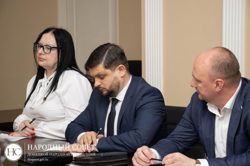 Валерий Скороходов провел расширенное заседание Совета руководителей фракций Всероссийской политической партии «Единая Россия» в ДНР Валерий Скороходов провел расширенное заседание Совета руководителей фракций Всероссийской политической партии «Единая Россия» в ДНР