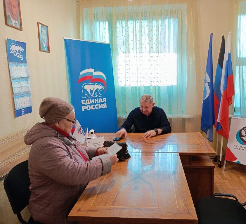 Валентин Левченко: Сегодня депутат городского совета Сергей Скиданов провел прием граждан в общественной приемной партии "Единая Россия" Киевского района города Донецка Валентин Левченко: Сегодня депутат городского совета Сергей Скиданов провел прием граждан в общественной приемной партии "Единая Россия" Киевского района города Донецка