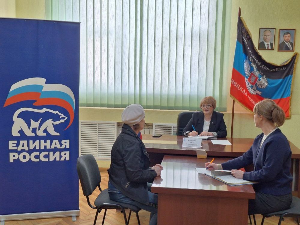 Прием граждан. Сегодня, 10 апреля, председатель Шахтерского муниципального совета ДНР Ольга Катанцева провела прием граждан в общественной приемной Шахтерского местного отделения партии «Единая Россия» Прием граждан. Сегодня, 10 апреля, председатель Шахтерского муниципального совета ДНР Ольга Катанцева провела прием граждан в общественной приемной Шахтерского местного отделения партии «Единая Россия»