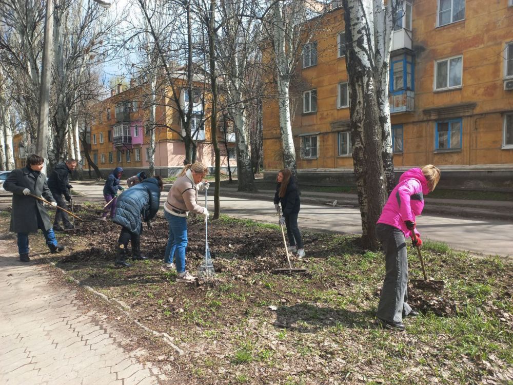 Елена Рязанцева: Сегодня, 10 апреля, в рамках проекта Всероссийской политической партии «Единая Россия» «Городская среда» , акции "Чистый четверг" сотрудники организаций, учреждений, предприятий Пролетарского продолжили... Елена Рязанцева: Сегодня, 10 апреля, в рамках проекта Всероссийской политической партии «Единая Россия» «Городская среда» , акции "Чистый четверг" сотрудники организаций, учреждений, предприятий Пролетарского продолжили...