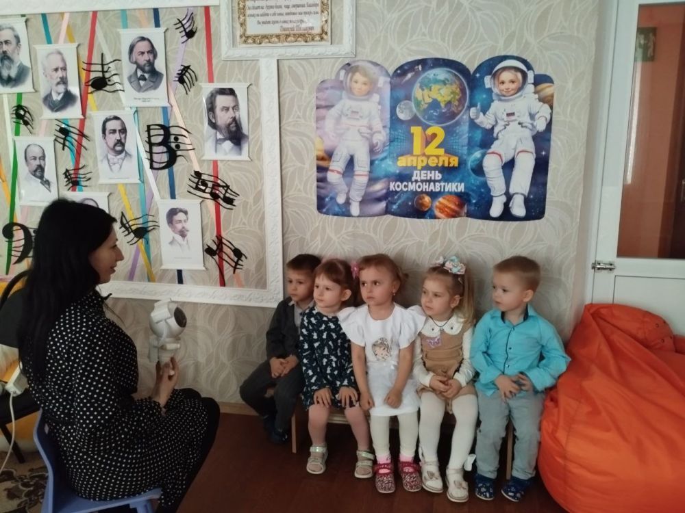 #День_космонавтики. В преддверии Дня космонавтики, который вся наша страна отмечает 12 апреля в ГКДОУ «Детский сад № 4 «Сказка» г. о. Дебальцево» воспитатель Ширинова А.Э. провела мероприятие с детьми младшей группы на тему:... #День_космонавтики. В преддверии Дня космонавтики, который вся наша страна отмечает 12 апреля в ГКДОУ «Детский сад № 4 «Сказка» г. о. Дебальцево» воспитатель Ширинова А.Э. провела мероприятие с детьми младшей группы на тему:...