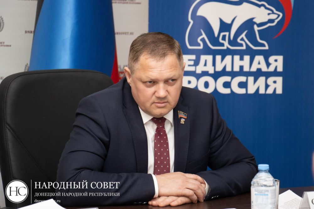 Валерий Скороходов провел расширенное заседание Совета руководителей фракций Всероссийской политической партии «Единая Россия» в ДНР Валерий Скороходов провел расширенное заседание Совета руководителей фракций Всероссийской политической партии «Единая Россия» в ДНР