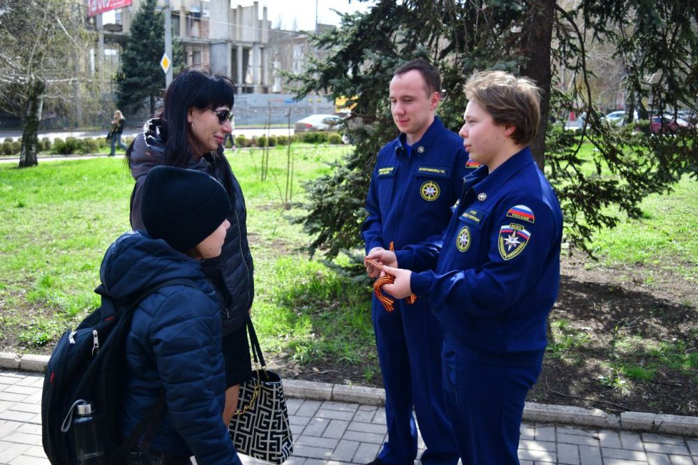 Добровольцы Донецкого РО ВСКС приняли участие в Международной акции «Георгиевская лента», организовав раздачу георгиевских лент - символа памяти о подвиге советского народа в Великой Отечественной войне жителям Донецка и... Добровольцы Донецкого РО ВСКС приняли участие в Международной акции «Георгиевская лента», организовав раздачу георгиевских лент - символа памяти о подвиге советского народа в Великой Отечественной войне жителям Донецка и...