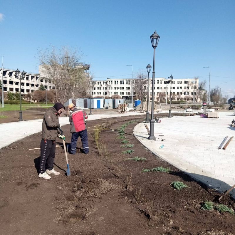 Строители продолжают возводить в Мариуполе стелу ко Дню Победы Строители продолжают возводить в Мариуполе стелу ко Дню Победы